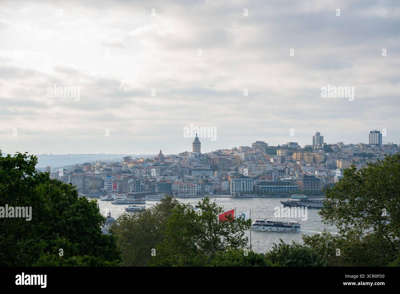 Vue panoramique d'Istanbul avec la tour de Galata et les ferries du Bosphore. Vue panoramique d'Istanbul et trafic fluvial. Paysage urbain, bateaux, pont Banque D'Images