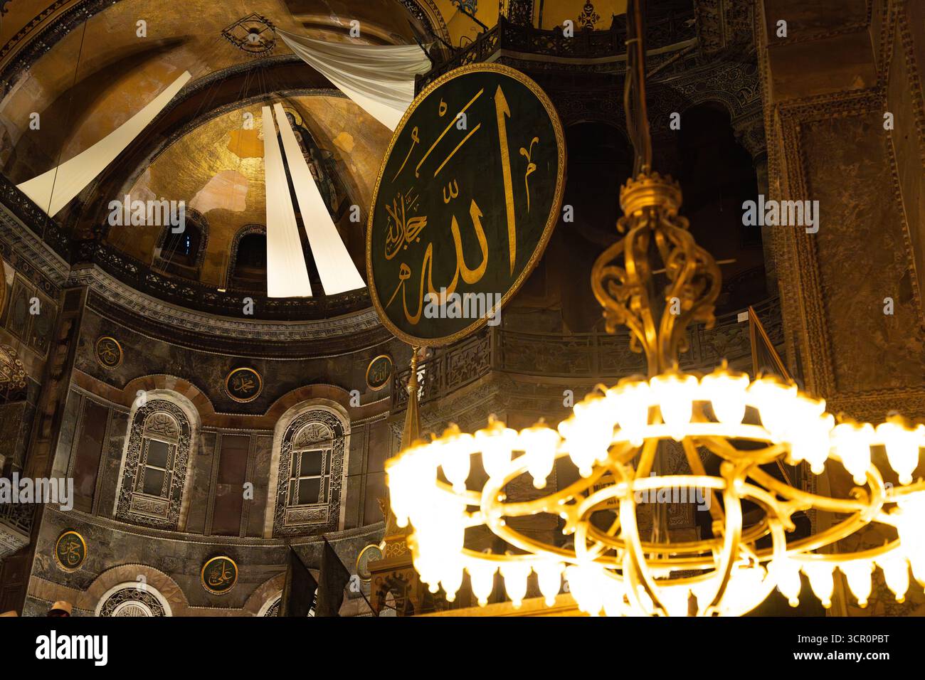 Istabul, Turquie - août 26 2025 : intérieur de Sainte-Sophie avec lustres et ottoman islamique. Architecture byzantine, mosquée Ayasofya, église, musée Banque D'Images
