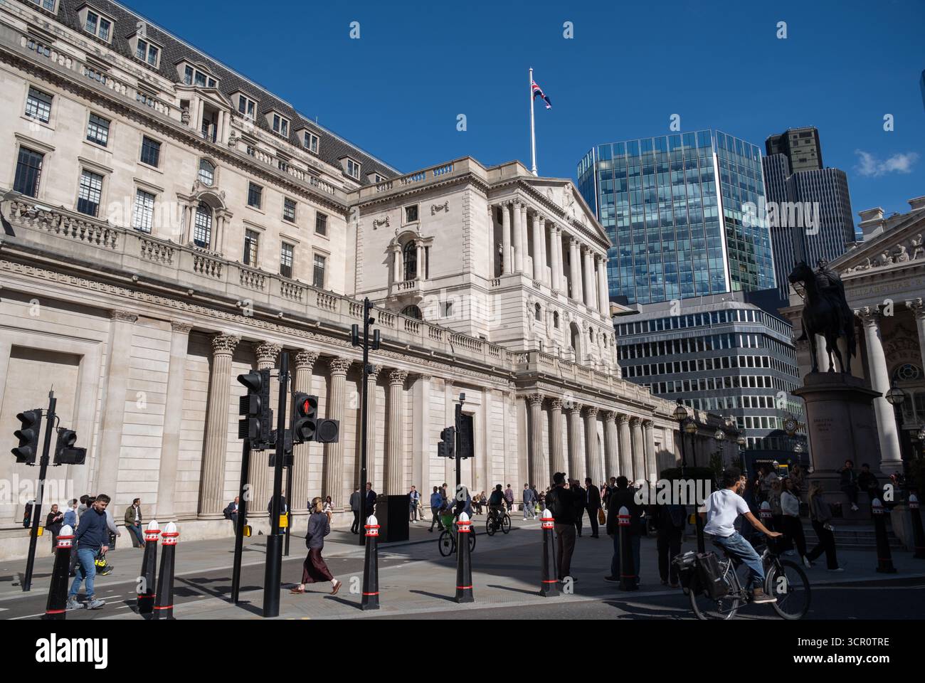 Siège de la Banque d'Angleterre avec drapeau de l'Union Jack flottant, symbole de l'économie, des finances et de la politique monétaire du Royaume-Uni. Sur la photo devant se trouve le s équestre Banque D'Images