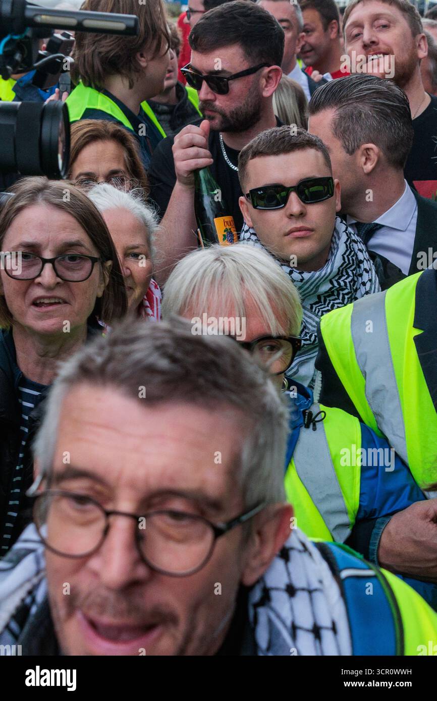 Londres, Royaume-Uni. 26 septembre 2025. Liam OG O hAnnaidh, connu sous le nom de Mo Chara, du trio irlandais de hip hop Kneecap quitte le tribunal de la Couronne de Woolwich après que le juge Paul Goldspring du tribunal de première instance de Westminster ait décidé qu'une affaire de terrorisme intentée contre O hAnnaidh par le ministère public de la Couronne devait être rejetée pour des raisons techniques. Le rappeur de Belfast a été inculpé pour le prétendu affichage d'un drapeau en soutien au Hezbollah, une organisation interdite, lors d'un concert au O2 Forum à Kentish Town le 21 novembre 2024. L'audience a été changée de Westminster Magistrates court après f Banque D'Images