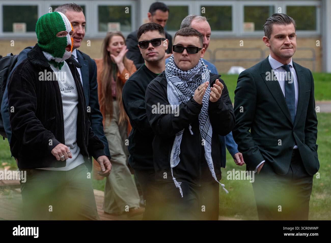 Londres, Royaume-Uni. 26 septembre 2025. Liam OG O hAnnaidh (c), connu sous le nom de Mo Chara, du trio irlandais de hip hop Kneecap quitte le tribunal de la Couronne de Woolwich après que le juge Paul Goldspring du tribunal de première instance de Westminster ait statué qu'une affaire de terrorisme intentée contre O hAnnaidh par le ministère public devait être rejetée pour des raisons techniques. Le rappeur de Belfast a été inculpé pour le prétendu affichage d'un drapeau en soutien au Hezbollah, une organisation interdite, lors d'un concert au O2 Forum à Kentish Town le 21 novembre 2024. L'audience a été remplacée par celle du tribunal de première instance de Westminster Banque D'Images