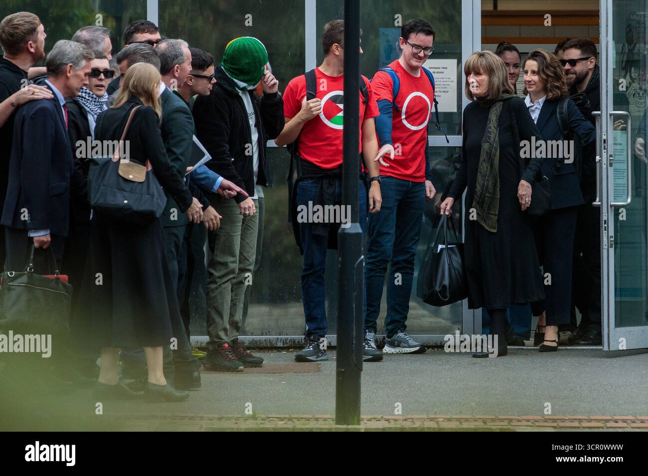 Londres, Royaume-Uni. 26 septembre 2025. L'avocat des droits humains Gareth Peirce, qui fait partie de l'équipe juridique de Liam OG O hAnnaidh (Mo Chara) du trio hip hop irlandais Kneecap, quitte le tribunal de la Couronne de Woolwich après que le juge Paul Goldspring du tribunal de première instance de Westminster ait statué qu'une affaire de terrorisme intentée contre O hAnnaidh par le ministère public devait être rejetée pour des raisons techniques. Le rappeur de Belfast a été inculpé pour le prétendu affichage d'un drapeau en soutien au Hezbollah, une organisation interdite, lors d'un concert au O2 Forum à Kentish Town le 21 novembre 2024. L'audition a été changée Banque D'Images