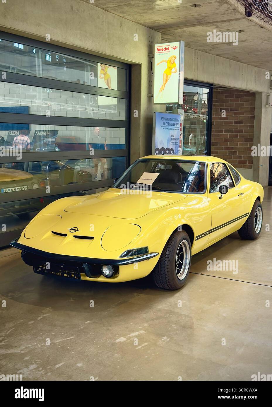 Voiture de sport Opel GT jaune classique au design rétro dans le showroom intérieur Banque D'Images