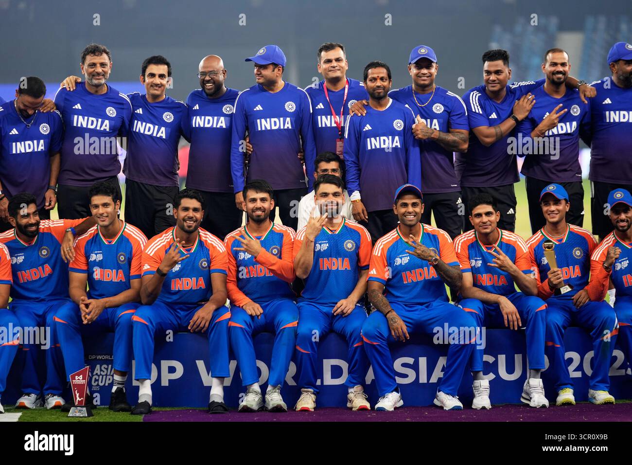 Team India poses for a photograph after winning the Asia Cup cricket final against Pakistan at Dubai International Cricket Stadium, United Arab Emirates, Sunday, Sept. 28, 2025. (AP Photo/Altaf Qadri) Banque D'Images