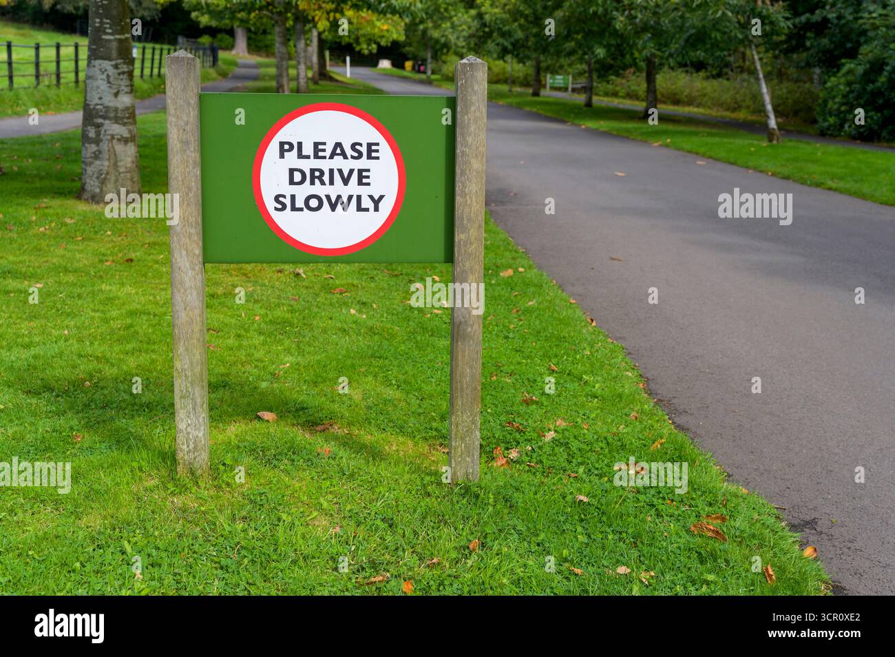 S'il vous plaît conduire lentement panneau à Pollok Country Park, Glasgow, Écosse, Royaume-Uni Banque D'Images