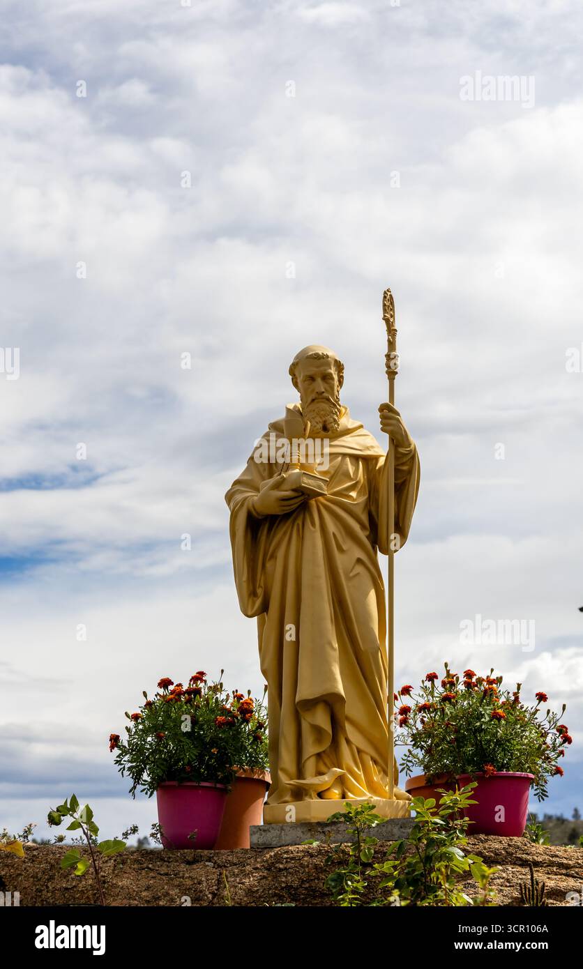 Virginia Dale, Colorado - 17 septembre 2025 : Statue de Saint Jude Thaddeus à l'abbaye de Walburga à Virginia Dale, Colorado Banque D'Images Virginia Dale, Colorado - 17 septembre 2025 : Statue de Saint Jude Thaddeus à l'abbaye de Walburga à Virginia Dale, Colorado Banque D'Images