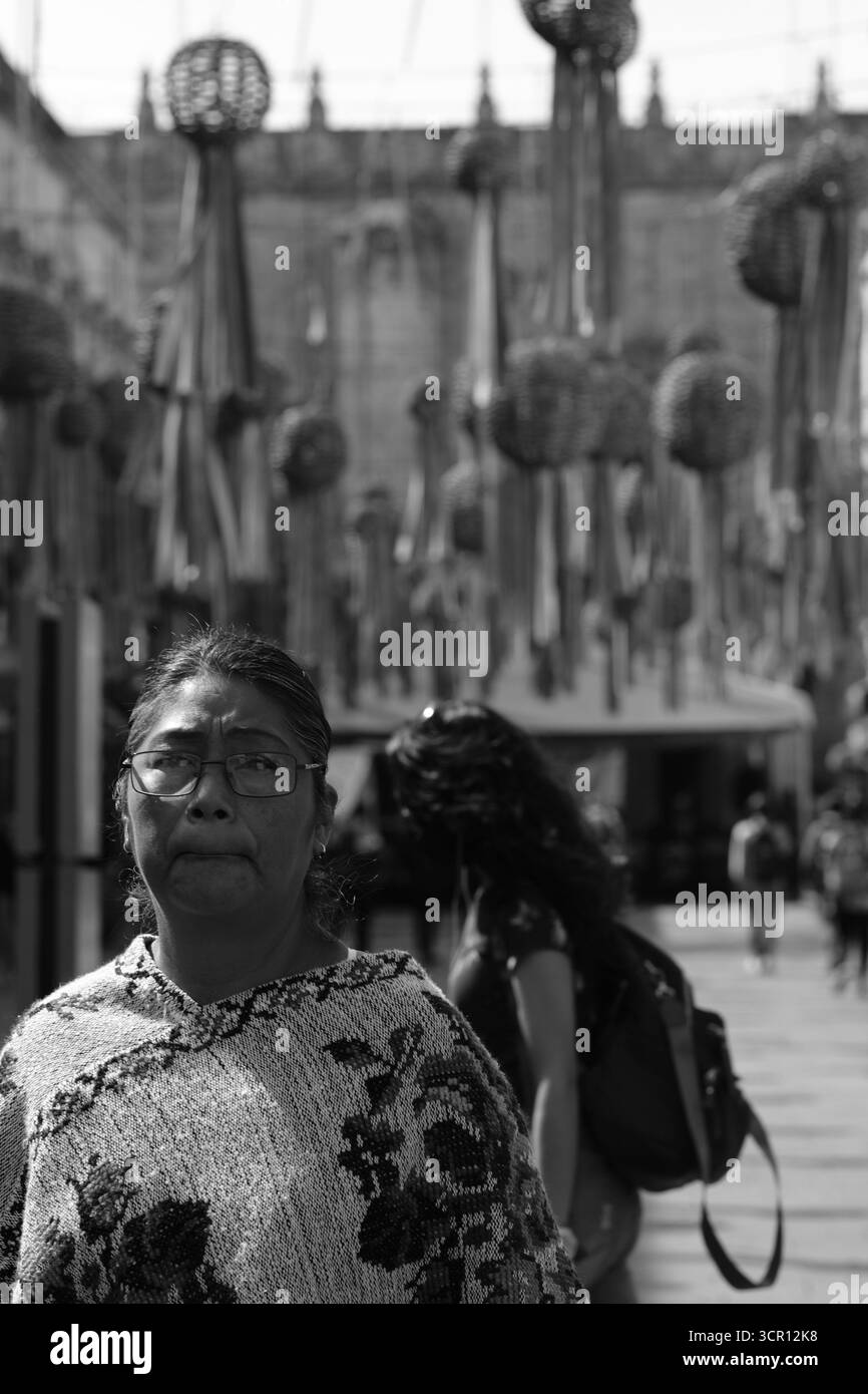 Portrait d'une femme debout dans un centre-ville. Capturé avec lumière naturelle et faible profondeur de champ Banque D'Images