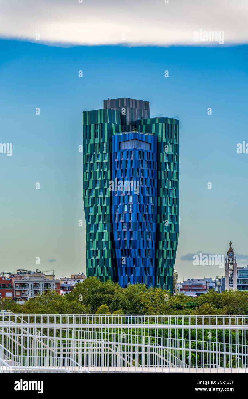 Gratte-ciel en verre vert et bleu moderne avec façade incurvée unique contre un ciel clair au cœur de Tirana, Albanie Banque D'Images