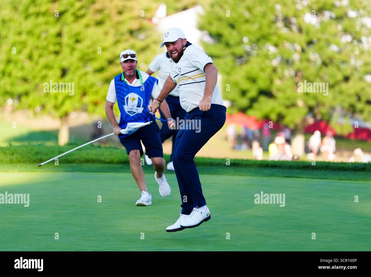 Shane Lowry célèbre un putt sur le 18e green pour conserver la Ryder Cup pour Team Europe le troisième jour de la Ryder Cup 2025 au Bethpage Black course, Farmingdale, New York. Date de la photo : dimanche 28 septembre 2025. Banque D'Images