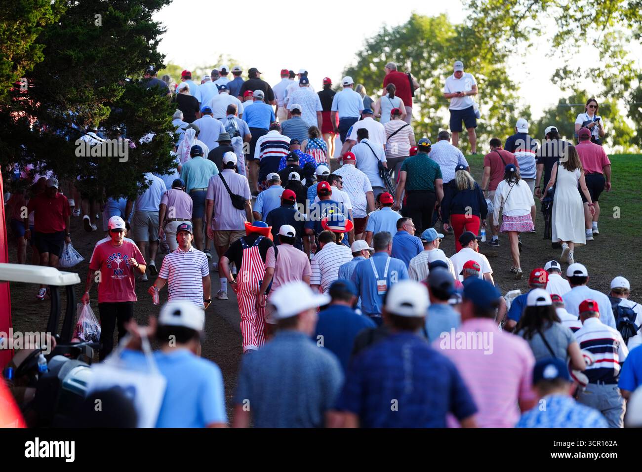 Les supporters américains se dirigent vers la sortie après que l'Europe a conservé la Ryder Cup le troisième jour de la Ryder Cup 2025 au Bethpage Black course, Farmingdale, New York. Date de la photo : dimanche 28 septembre 2025. Banque D'Images