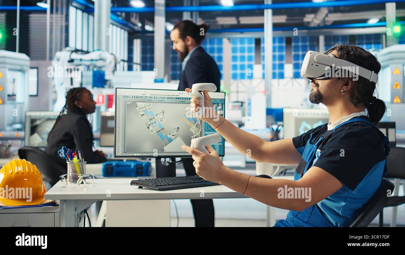 Technicien d'usine photovoltaïque utilisant le casque VR pour ajuster les paramètres du système, maximisant la production d'énergie. Homme utilisant la technologie de réalité virtuelle, optimisant l'approvisionnement en énergie dans l'usine de panneaux solaires, caméra A. Banque D'Images