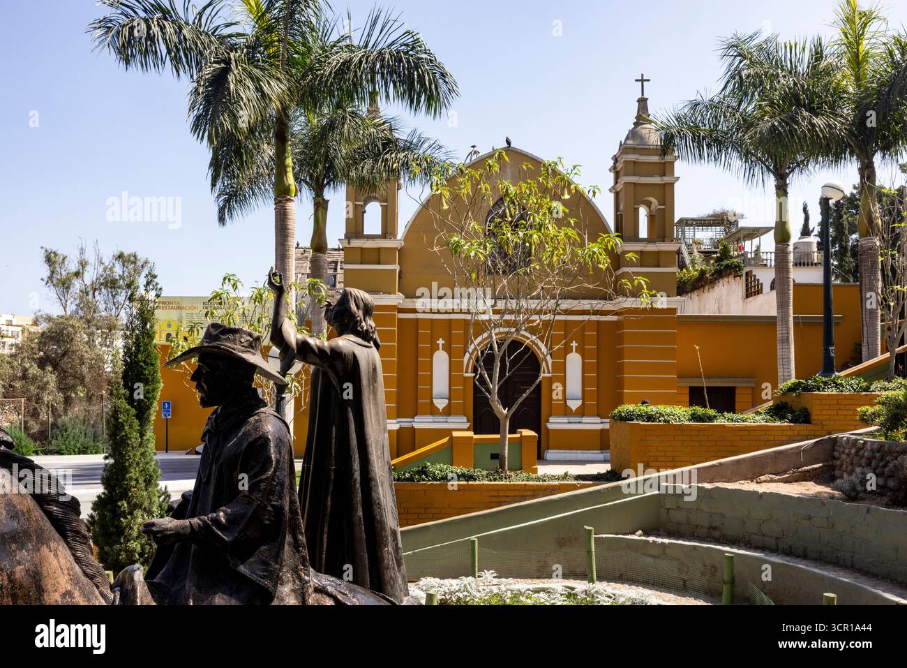 Église à Barranco Lima Pérou avec statues au premier plan Banque D'Images