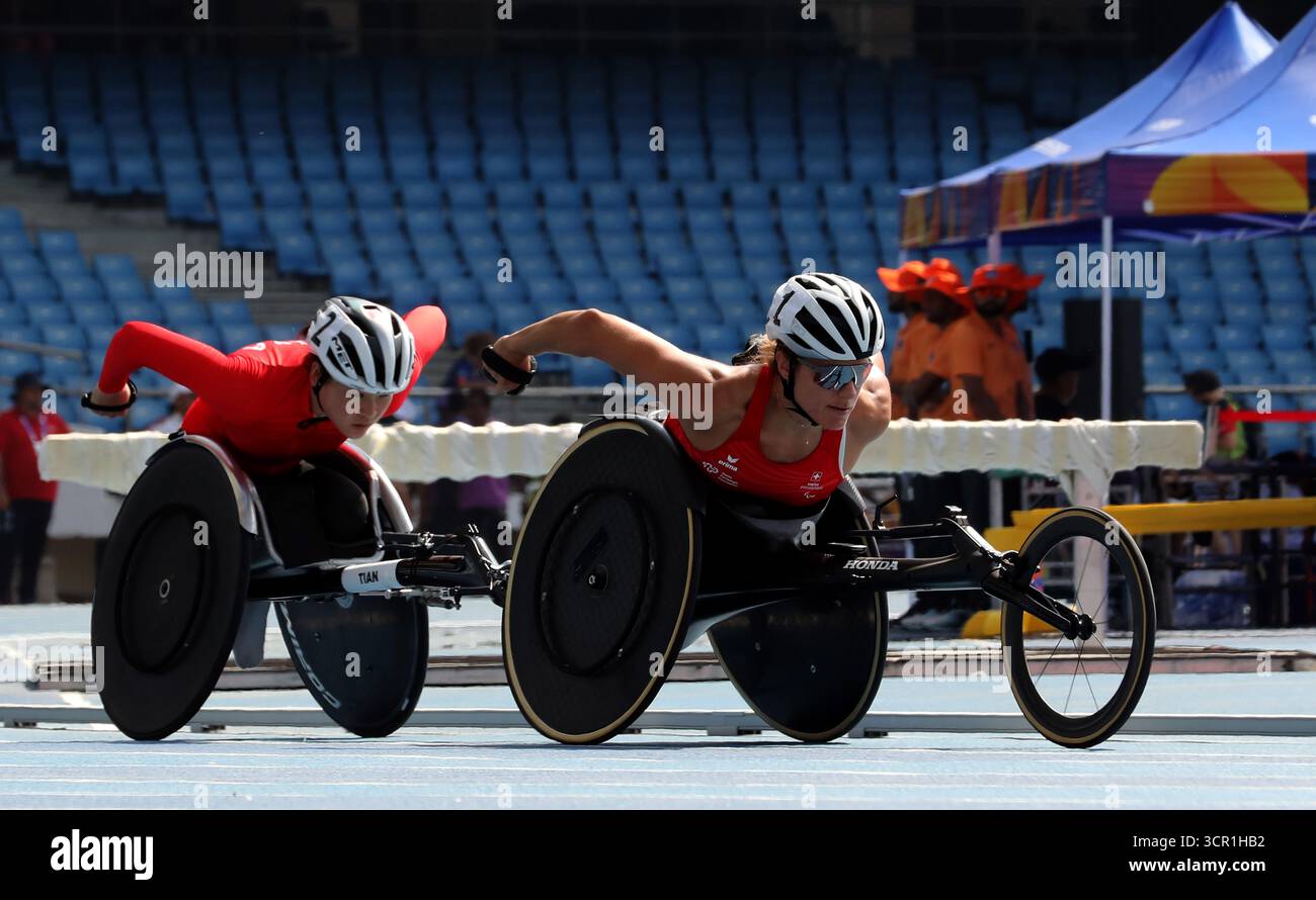 New Delhi, Inde. 28 septembre 2025. Catherine Debrunner de l'équipe Suisse participe à la finale du 5000m T54 féminin le deuxième jour des Championnats du monde de para Athlétisme New Delhi 2025 au Jawaharlal Nehru Stadium. Crédit : SOPA images Limited/Alamy Live News Banque D'Images