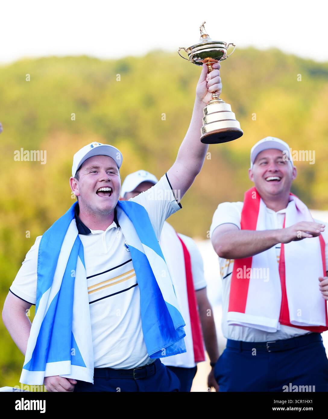 Robert MacIntyre de Team Europe célèbre avec le trophée Ryder Cup le troisième jour de la Ryder Cup 2025 au Bethpage Black course, Farmingdale, New York. Date de la photo : dimanche 28 septembre 2025. Banque D'Images