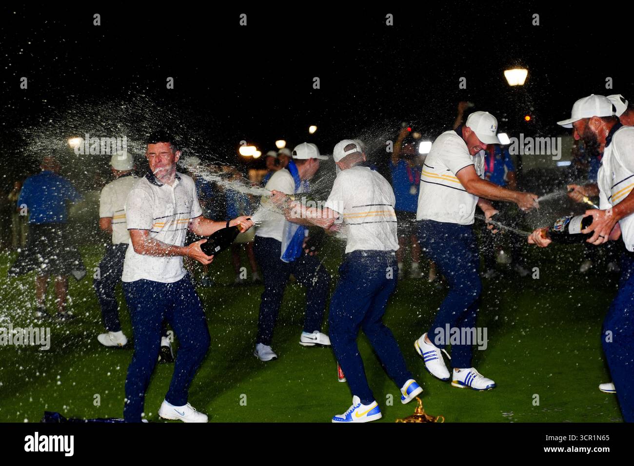 Les joueurs européens, dont Rory McIlroy, célèbrent après avoir remporté la Ryder Cup, battant les États-Unis 15-13 le troisième jour de la Ryder Cup 2025 au Bethpage Black course, Farmingdale, New York. Date de la photo : dimanche 28 septembre 2025. Banque D'Images