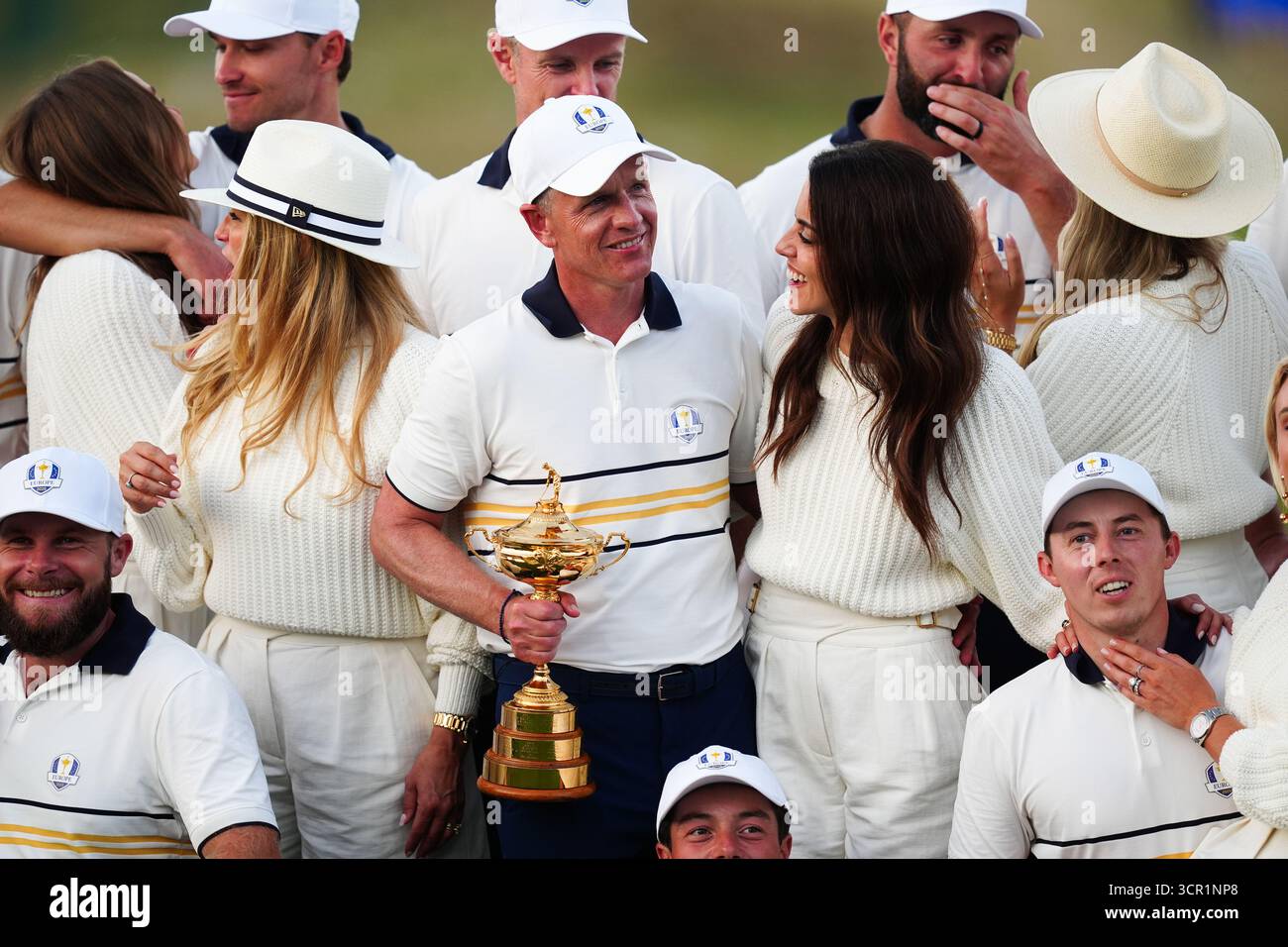 Le capitaine de l’équipe Europe Luke Donald célèbre le trophée Ryder Cup aux côtés de sa femme Diane Antonopoulos le troisième jour de la Ryder Cup 2025 au Bethpage Black course, Farmingdale, New York. Date de la photo : dimanche 28 septembre 2025. Banque D'Images