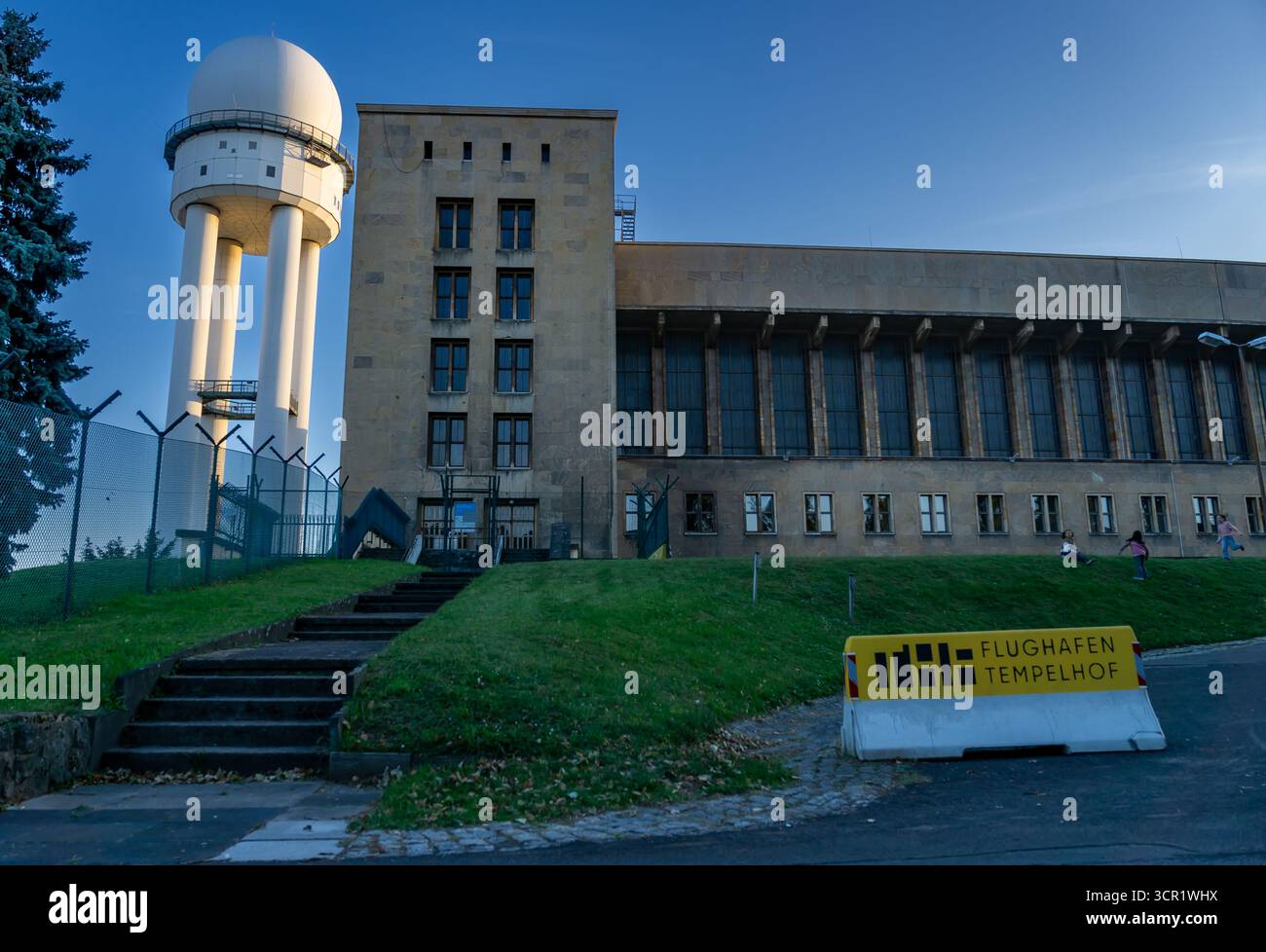 L'ancien aéroport Tempelhof de Berlin avec son terminal et sa tour radar vue dans la douce lumière du soir. Banque D'Images