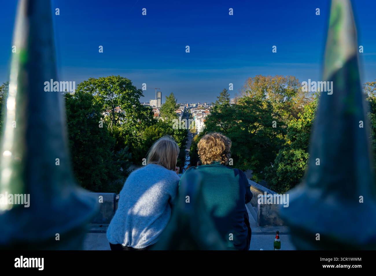 Le jeune couple bénéficie d'une vue panoramique sur la fin de l'été depuis le sommet de la colline Viktoriapark à Berlin Kreuzberg, surplombant l'horizon de la ville. Banque D'Images