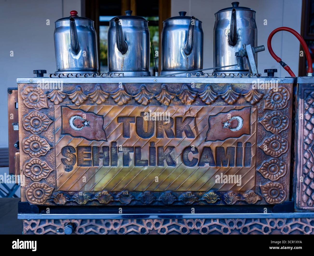 Vue détaillée d'une machine à thé turque - ou chaudière à thé - utilisée à la mosquée Şehitlik à Berlin Tempelhof, montrant l'hospitalité culturelle trad Banque D'Images