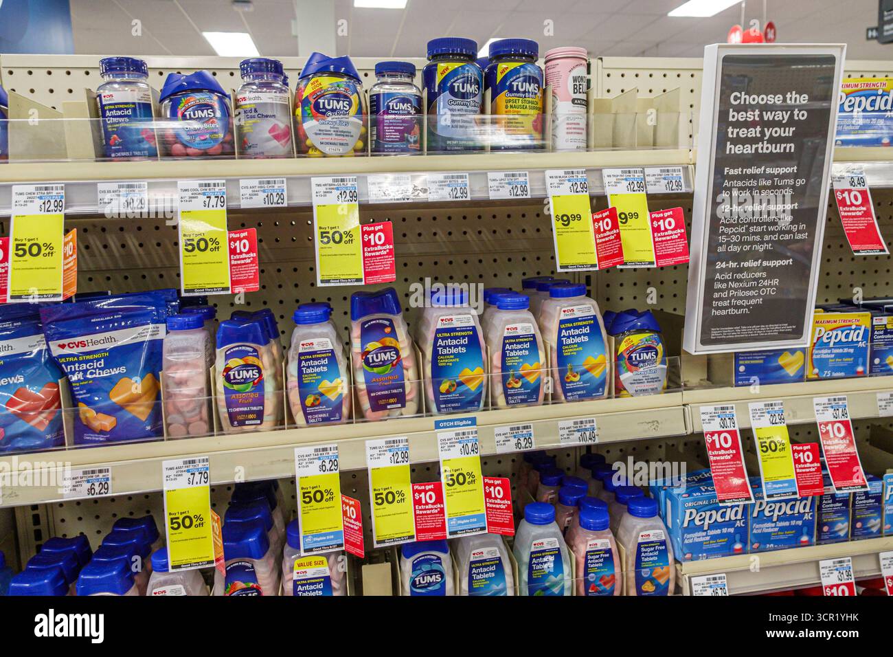 Miami Beach Floride, pharmacie CVS, étagères OTC, comprimés antiacides Tums à mâcher doux, soulagement des brûlures d'estomac Pepsid, affichage d'allée de magasin, étiquettes de prix vente sig Banque D'Images