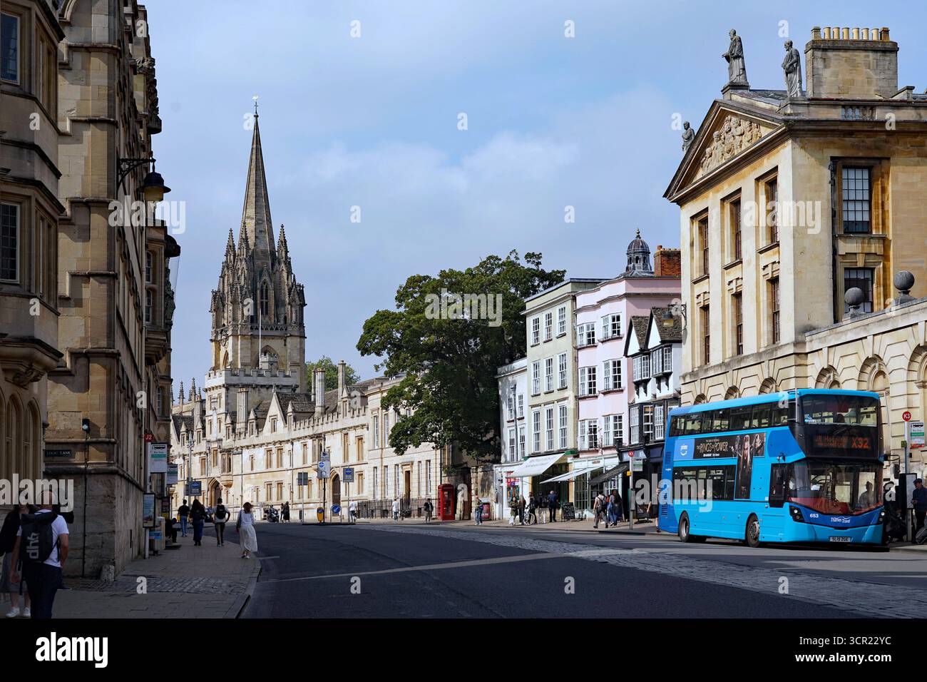 Oxford, Royaume-Uni - 19 septembre 2024 : Oxford High Street, avec de vieux bâtiments commerciaux et la façade du Queen's College Banque D'Images