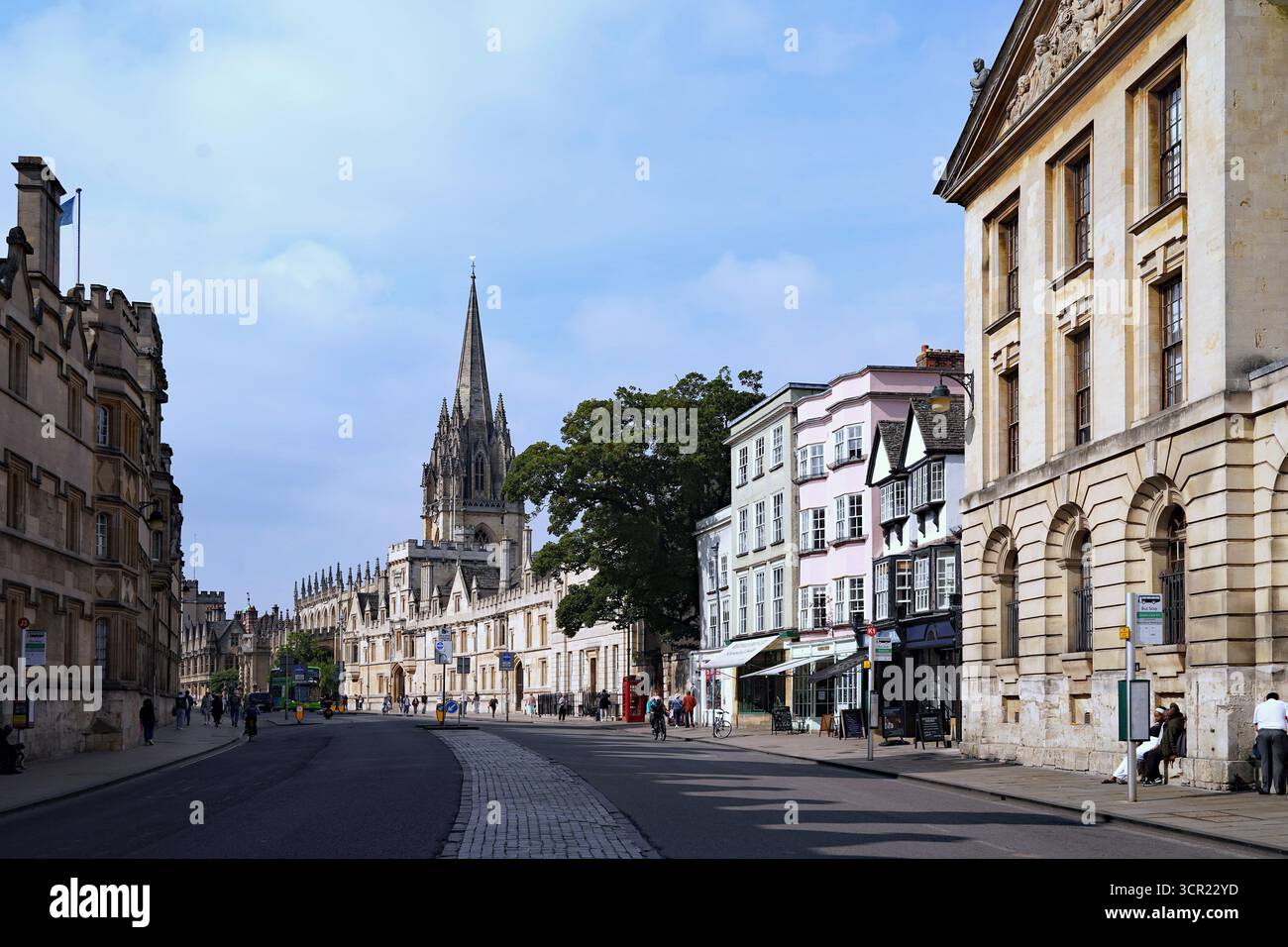 Oxford, Royaume-Uni - 19 septembre 2024 : Oxford High Street, avec de vieux bâtiments commerciaux et la façade du Queen's College Banque D'Images