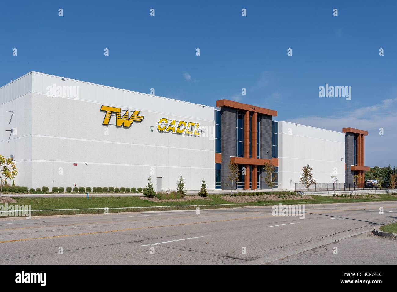 Mississauga, Ontario, Canada - 27 septembre 2025 : usine de TW et Cadel à Mississauga, Ontario, Canada. Les deux marques opèrent sous le régime de la concurrence canadienne Banque D'Images