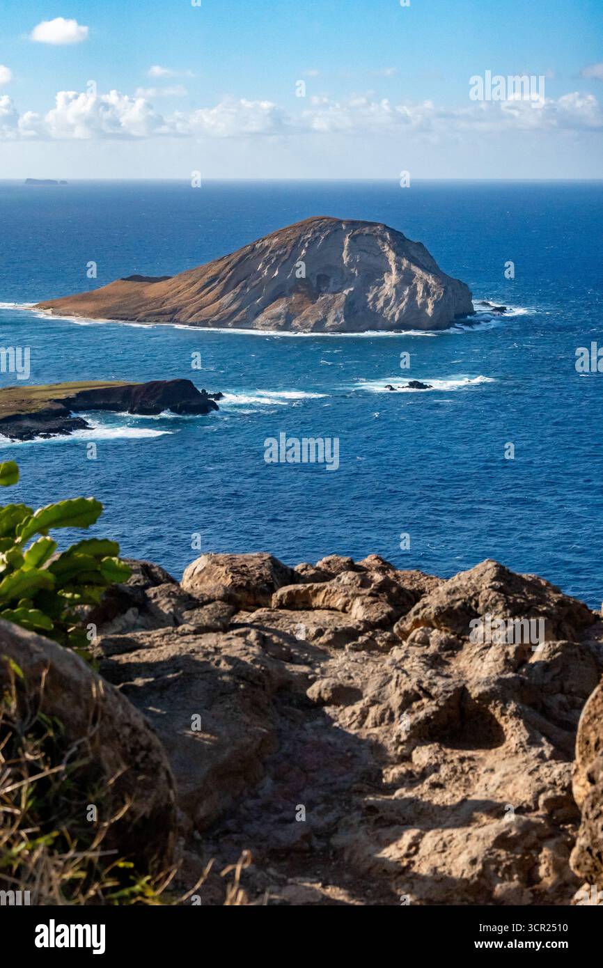 Capturée depuis les côtes escarpées de O'ahu, l'île Rabbit (Mānana ?) s'élève dans une beauté crue et balayée par le vent - une sentinelle silencieuse dans le Pacifique. Banque D'Images