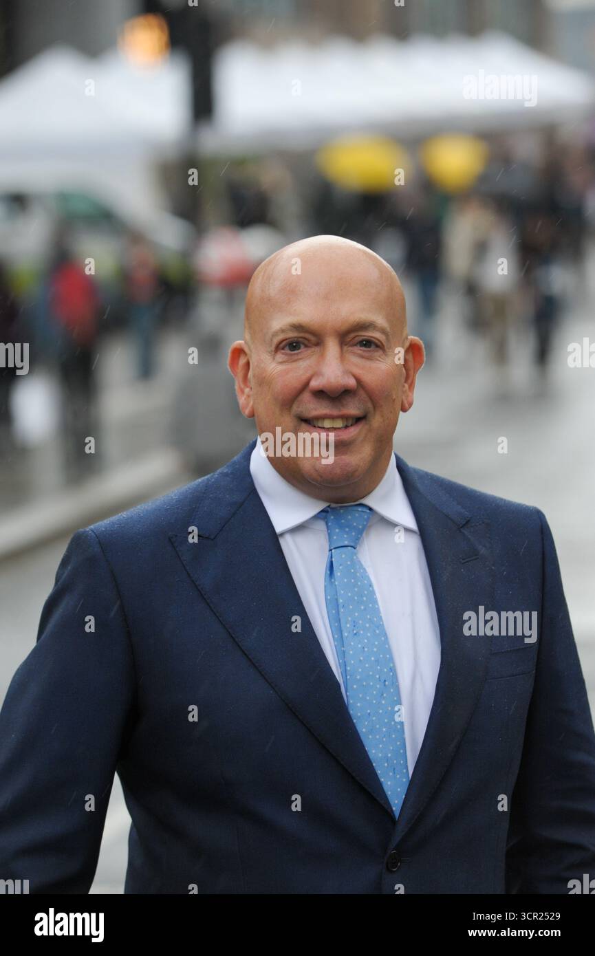 Londres, Royaume-Uni. 28 septembre 2025. Terry Stone (acteur britannique, producteur de films et auteur), peu de temps après avoir conduit des moutons sur le pont Southwark. L'événement caritatif annuel, organisé par la Worshipful Company of Woolmen, voit 1000 Freemen de la City de Londres avec leurs invités et leurs familles prendre leur droit historique de conduire leurs moutons sur la Tamise sans frais, retraçant les étapes des anciennes routes commerciales de Londres. Banque D'Images