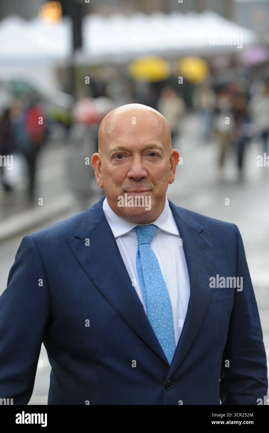 Londres, Royaume-Uni. 28 septembre 2025. Terry Stone (acteur britannique, producteur de films et auteur), peu de temps après avoir conduit des moutons sur le pont Southwark. L'événement caritatif annuel, organisé par la Worshipful Company of Woolmen, voit 1000 Freemen de la City de Londres avec leurs invités et leurs familles prendre leur droit historique de conduire leurs moutons sur la Tamise sans frais, retraçant les étapes des anciennes routes commerciales de Londres. Banque D'Images
