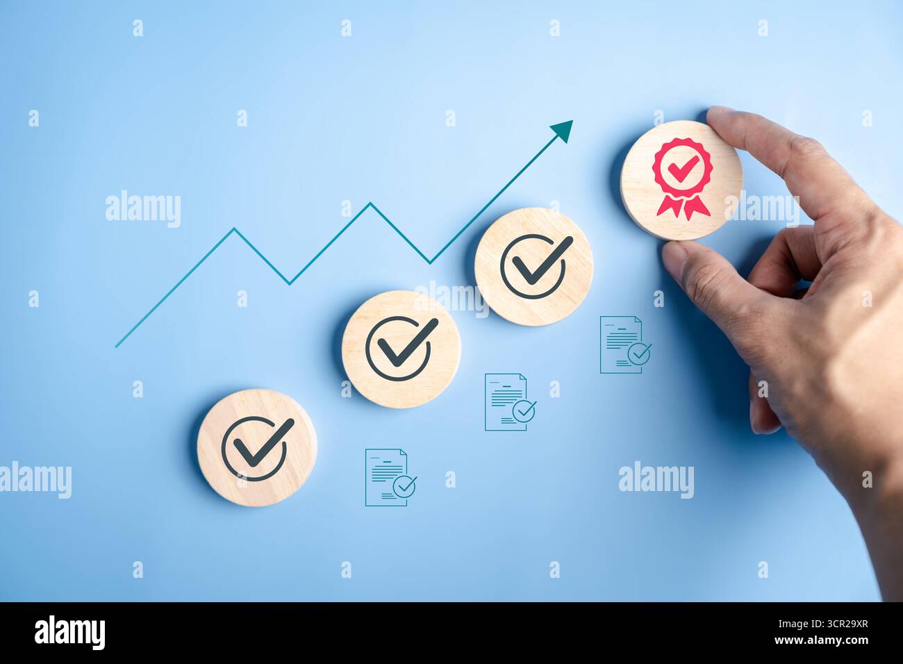 Concept de certificat et de liste de contrôle avec coches, documents et graphique de croissance, assurance qualité, conformité aux normes, réalisation, certifi Banque D'Images