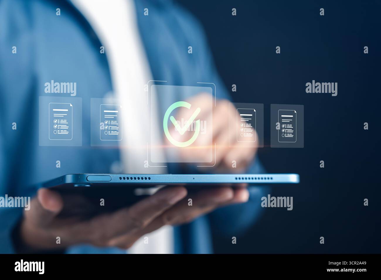 Système de vérification et d'approbation de documents numériques avec vérification, conformité, validation, contrôle de la qualité et flux de travail sécurisé dans la technologie d'entreprise. Banque D'Images
