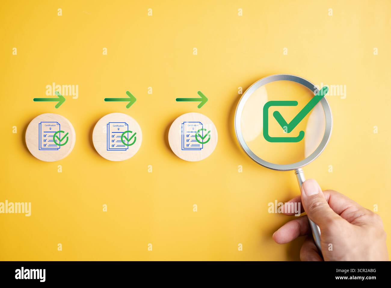 Gestion des documents et vérification de la liste de contrôle avec certification et loupe, qualité Banque D'Images