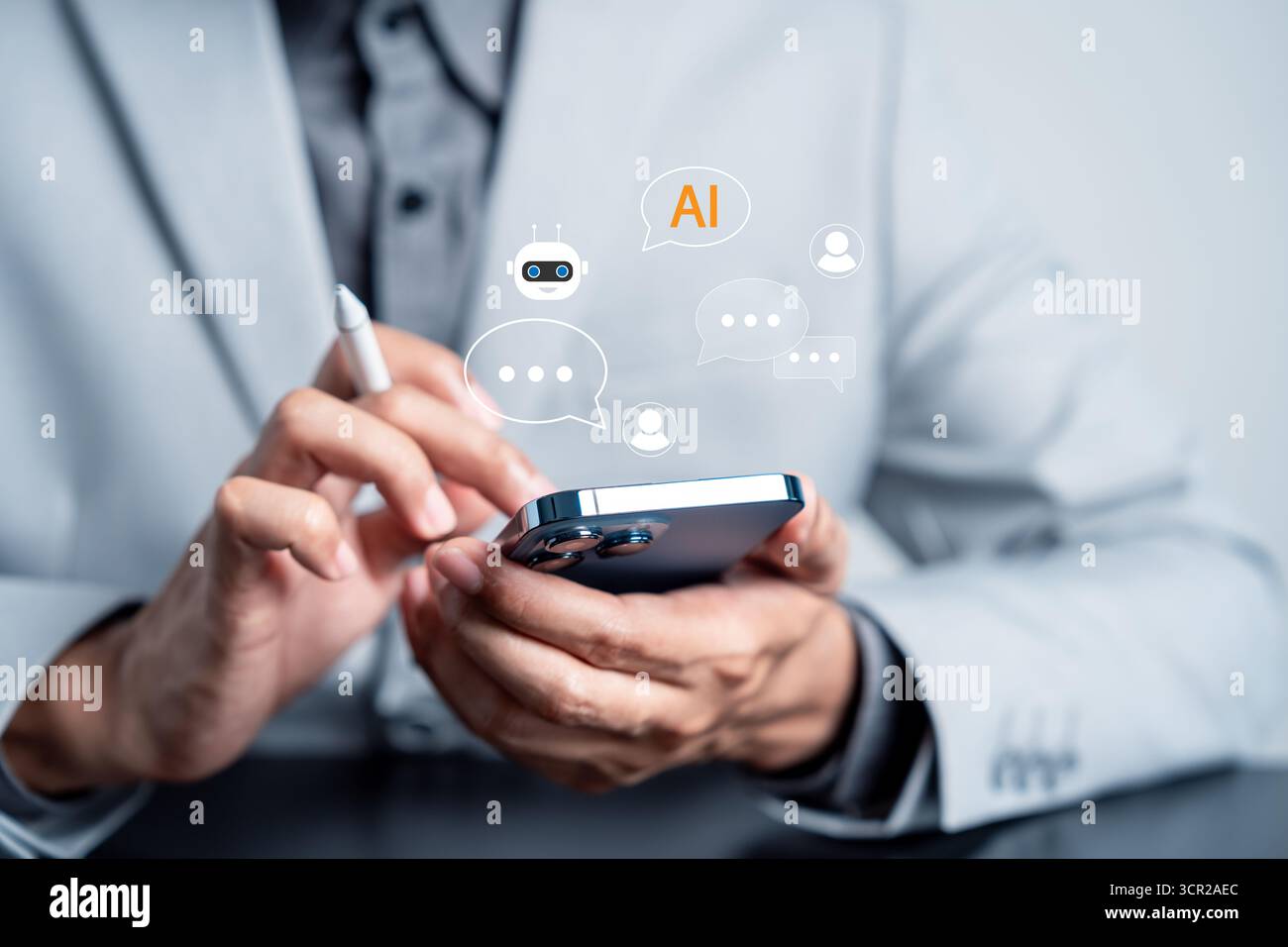 Concept d'assistant chatbot AI. Téléphone mobile avec bulles de chat numérique et intelligence artificielle Banque D'Images