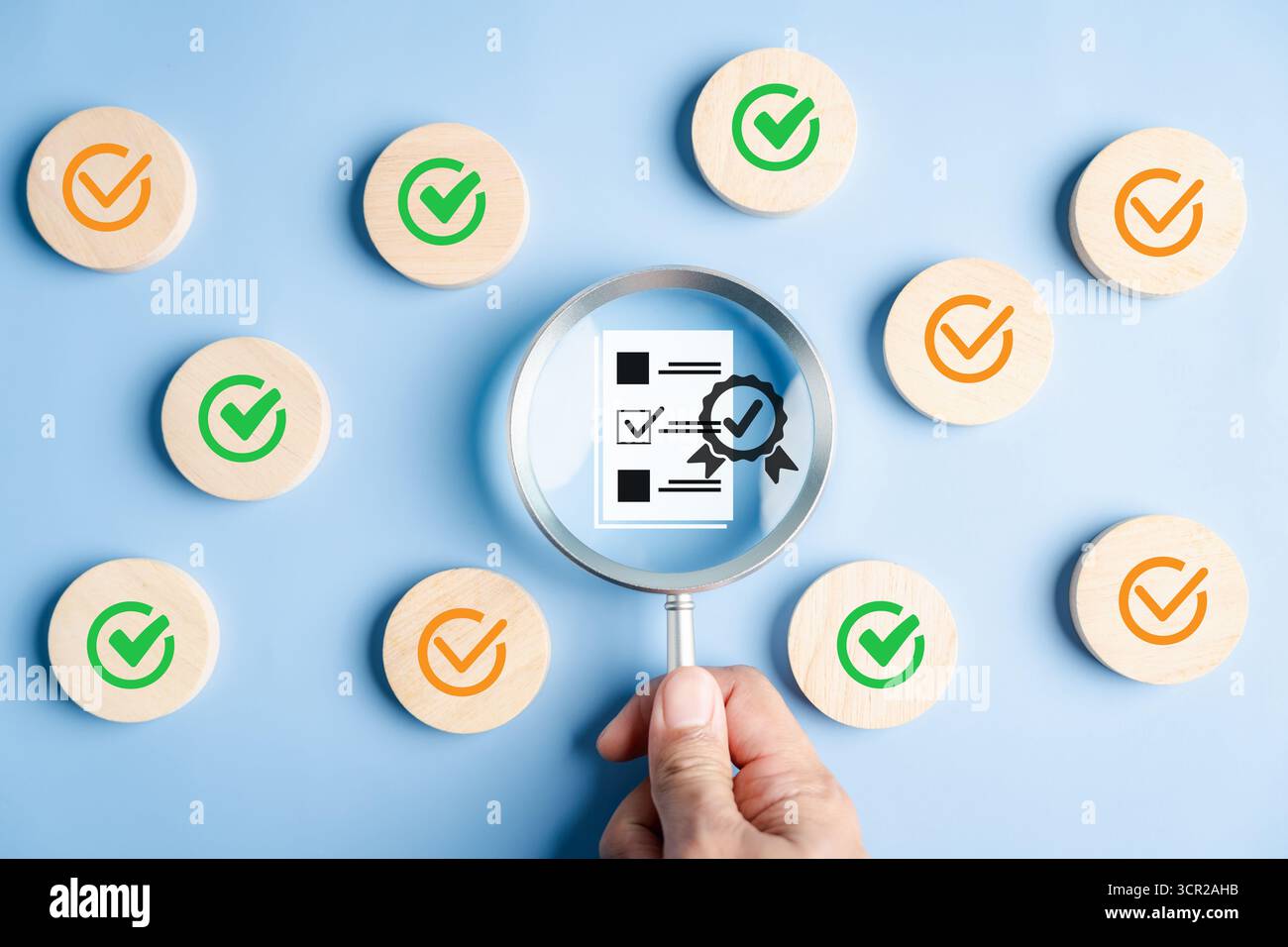 Vérification des documents et approbation du certificat avec loupe sur la liste de vérification et badge vérifié Banque D'Images