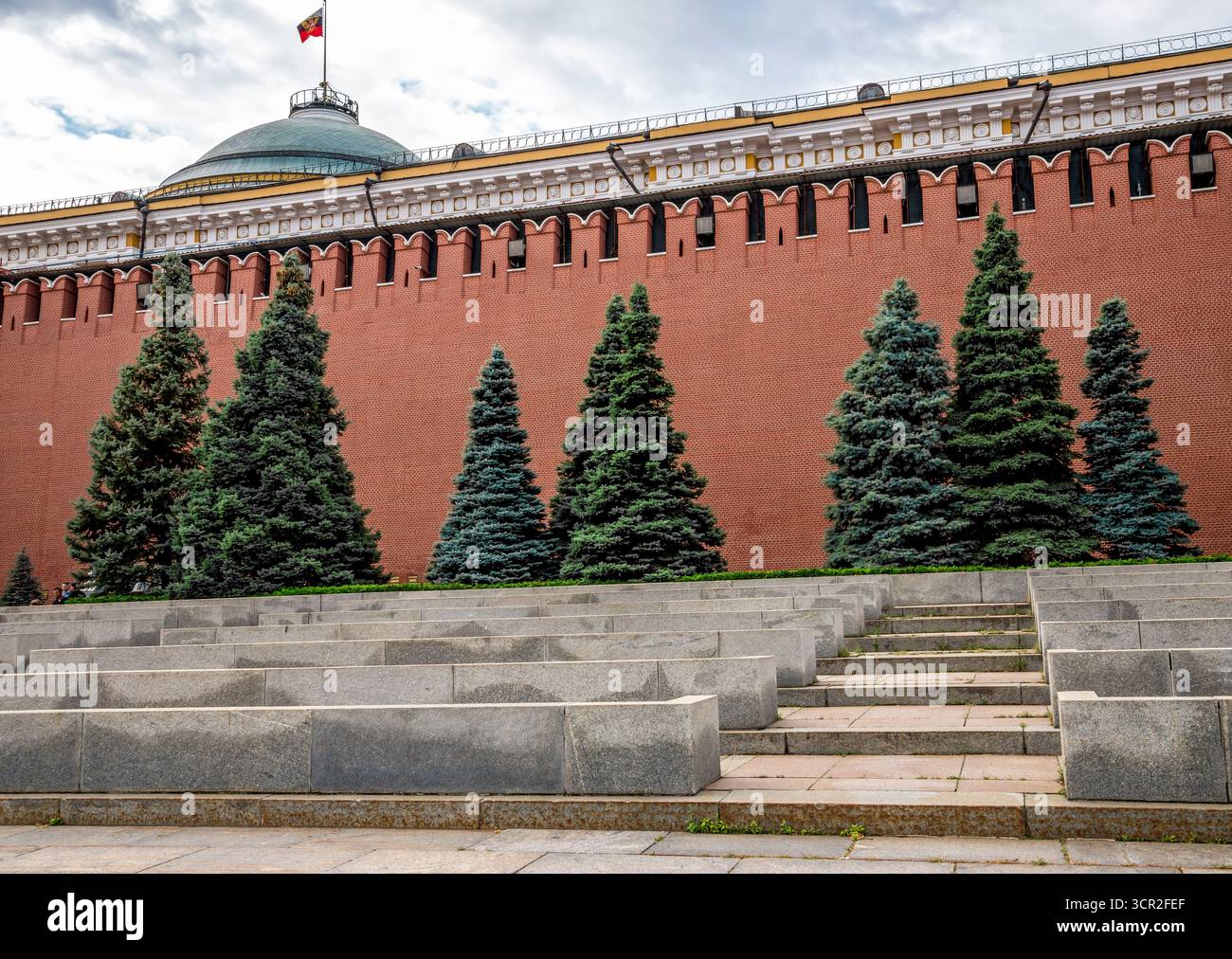 Mur du Kremlin avec des pins dans le dôme du bâtiment avant et du Sénat avec un drapeau levé, Moscou, Russie, 9 août 2025 Banque D'Images