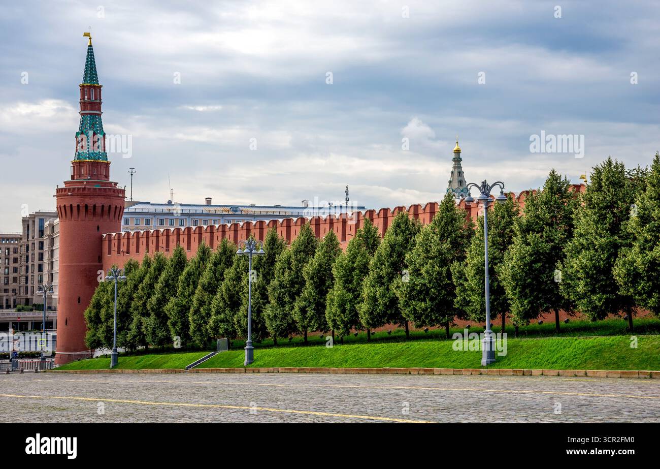 Mur historique de briques rouges du Kremlin avec tour le long du chemin bordé d'arbres, Moscou, Russie, 9 août 2025 Banque D'Images