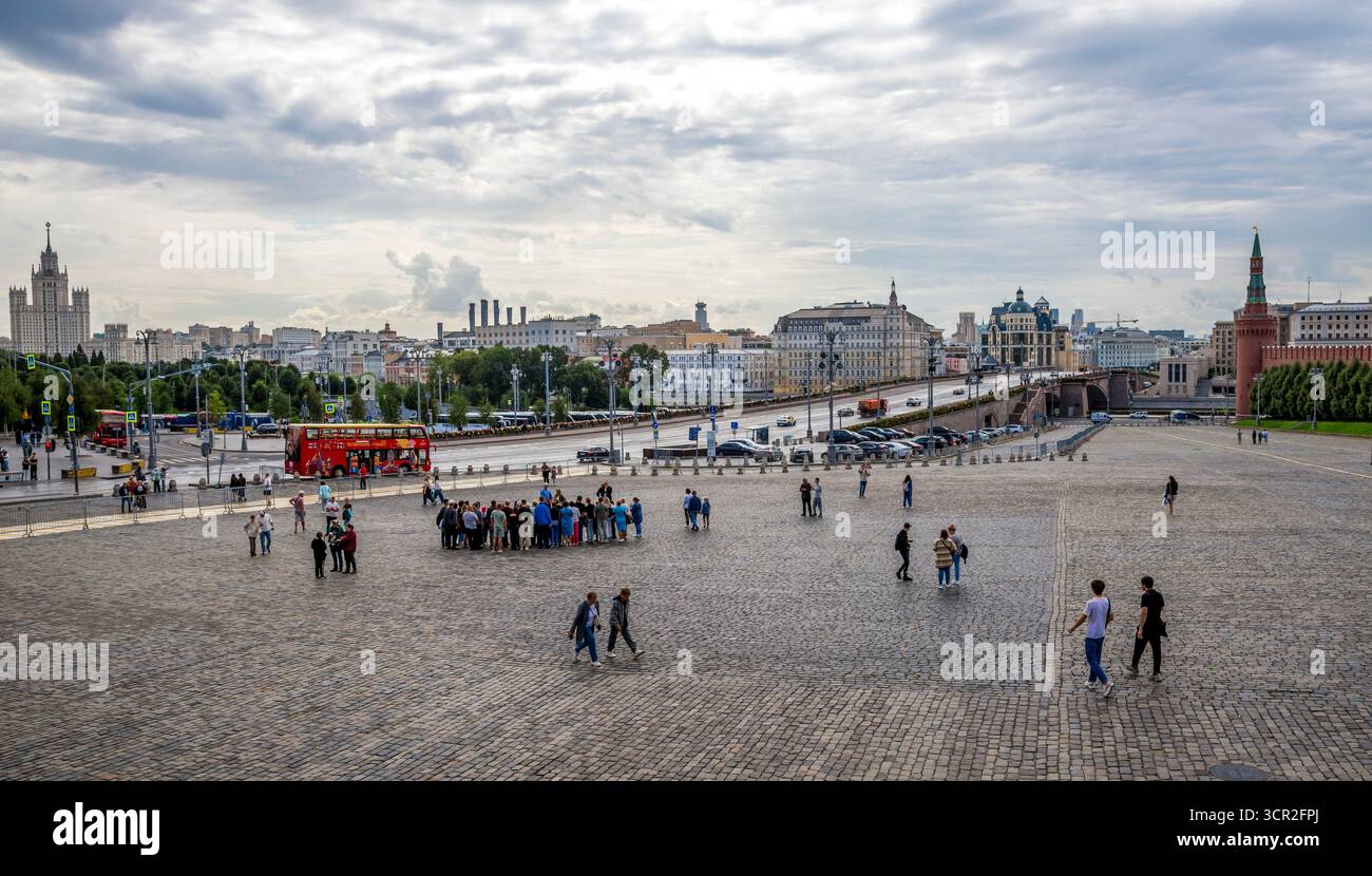 Sortie de la place Rouge vers le quai du Kremlin et le pont sur la rivière Moskva, Moscou, Russie, 9 août 2025 Banque D'Images