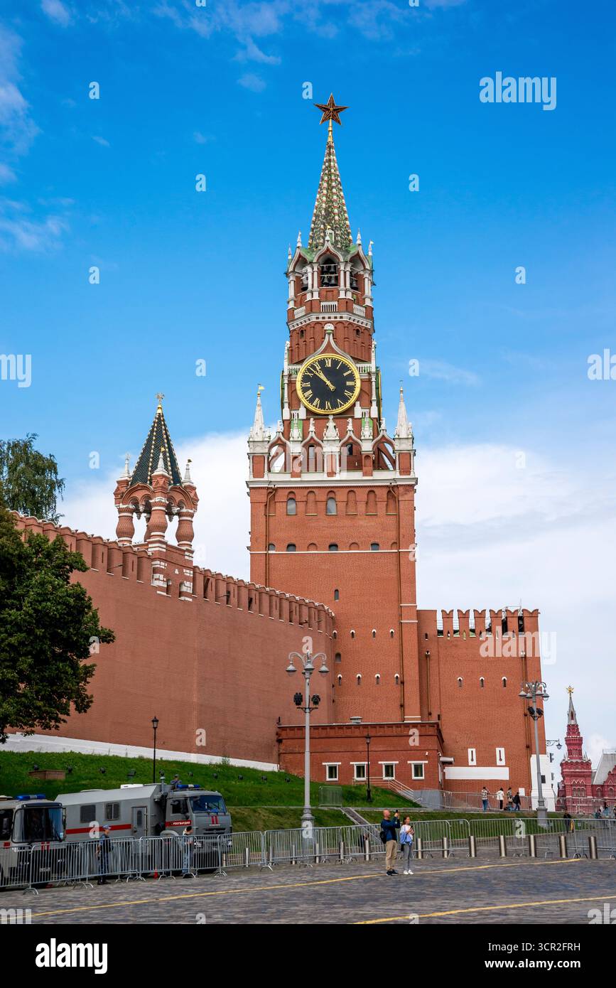 Tour historique Spasskaya avec horloge emblématique et étoile rouge Spire sur la place Rouge, Moscou, Russie, 9 août 2025 Banque D'Images