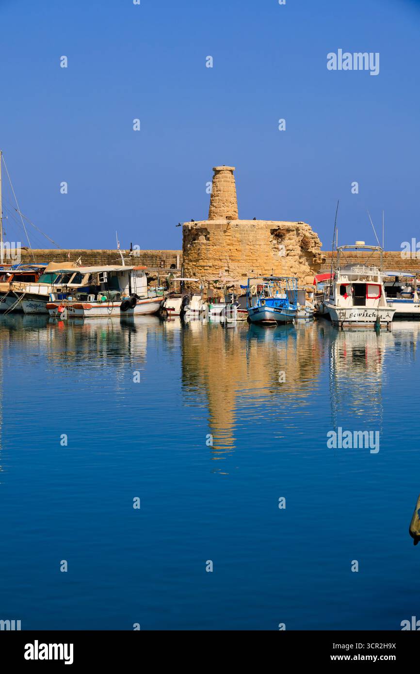 Bateaux amarrés dans le port pittoresque de Kyrenia, République turque de Chypre du Nord. Banque D'Images