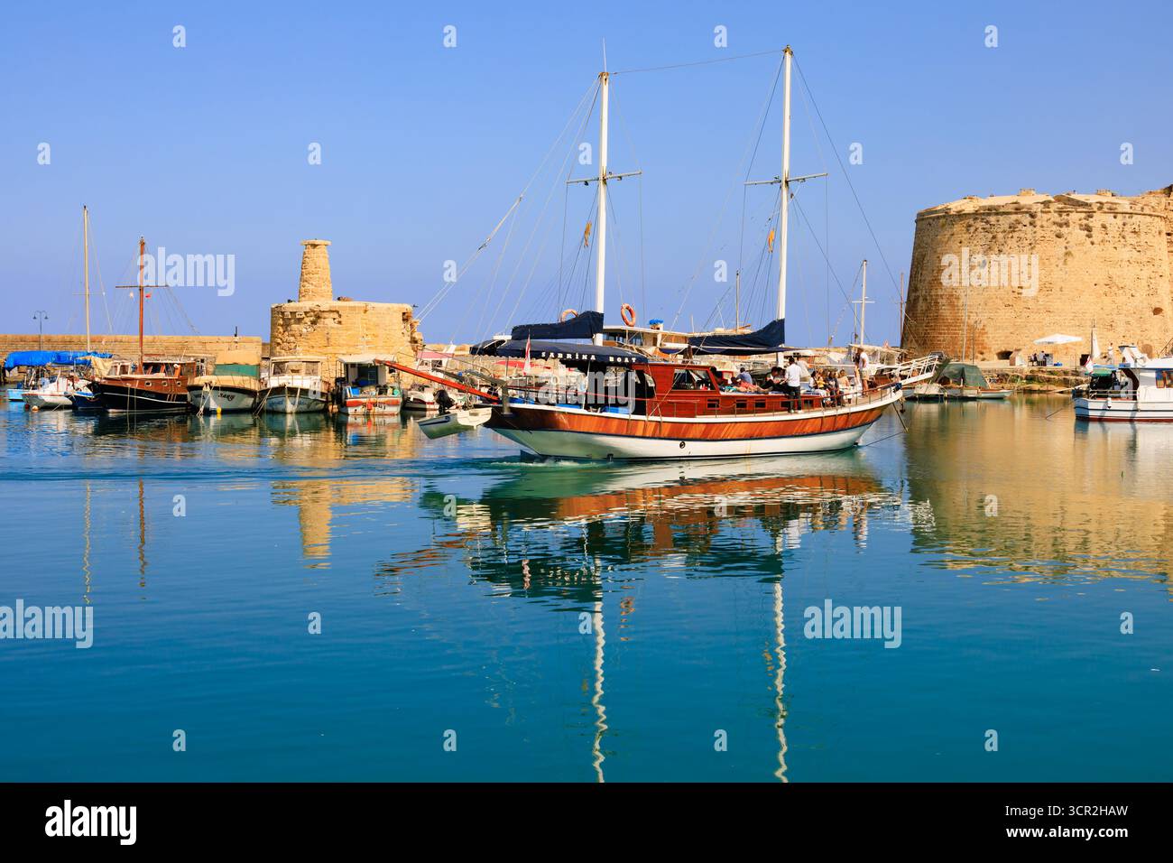 Bateaux amarrés dans le port pittoresque de Kyrenia, République turque de Chypre du Nord. Banque D'Images
