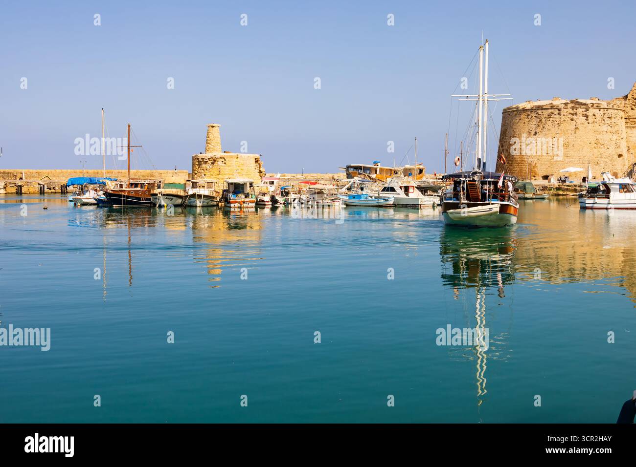 Bateaux amarrés dans le port pittoresque de Kyrenia, République turque de Chypre du Nord. Banque D'Images