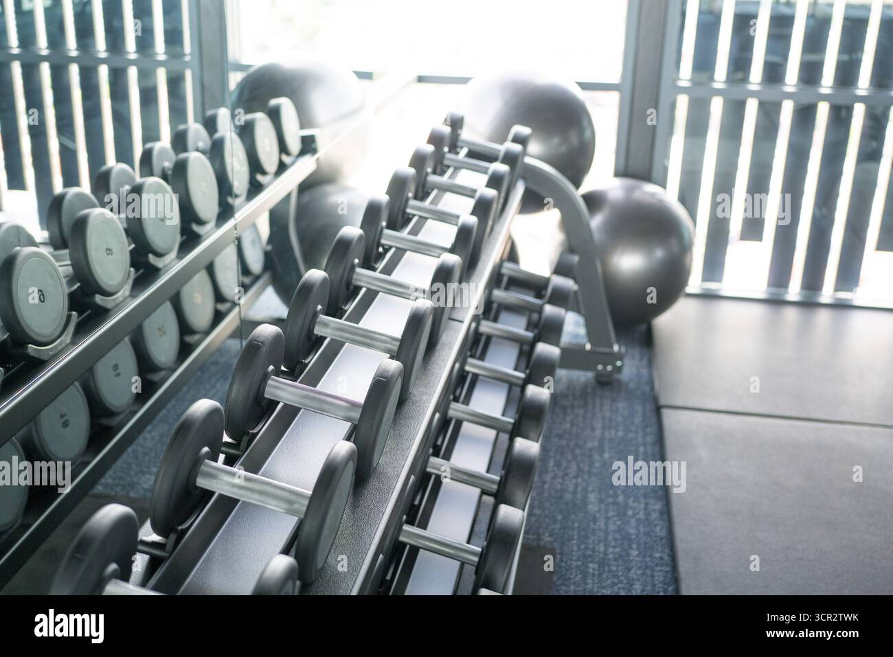 Haltères de sport dans la salle de gym moderne. EQUIPEMENT de musculation. Banque D'Images