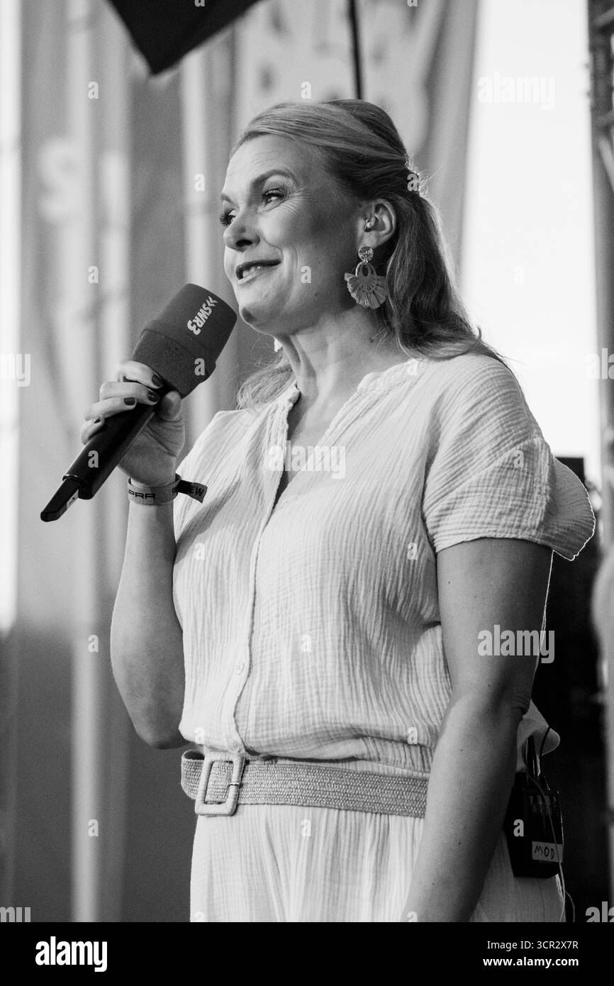 Daniela Hilpp, présentatrice radio, est l'animatrice de la scène New Acts Open Air au SWR3 NEW POP FESTIVAL 2025. Baden-Baden, Allemagne, 20 septembre 2025. Le festival qui brise les stars du monde fête ses 30 ans. Photographie : Rob Watkins/Alamy Live News. Banque D'Images