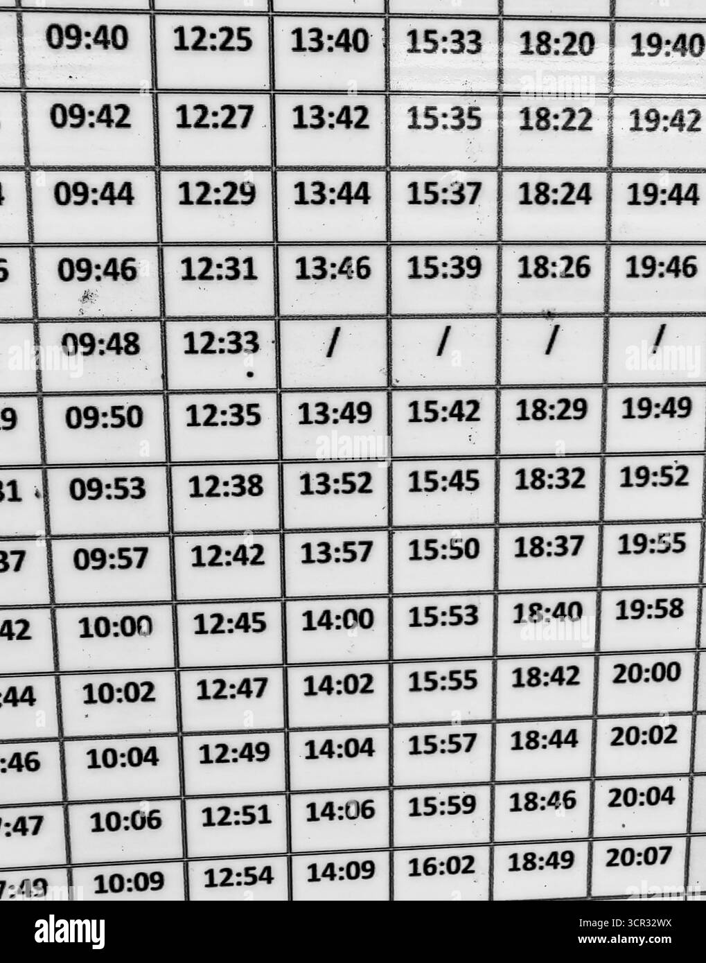 Numéros des horaires des bus urbains – gros plan monochrome Banque D'Images
