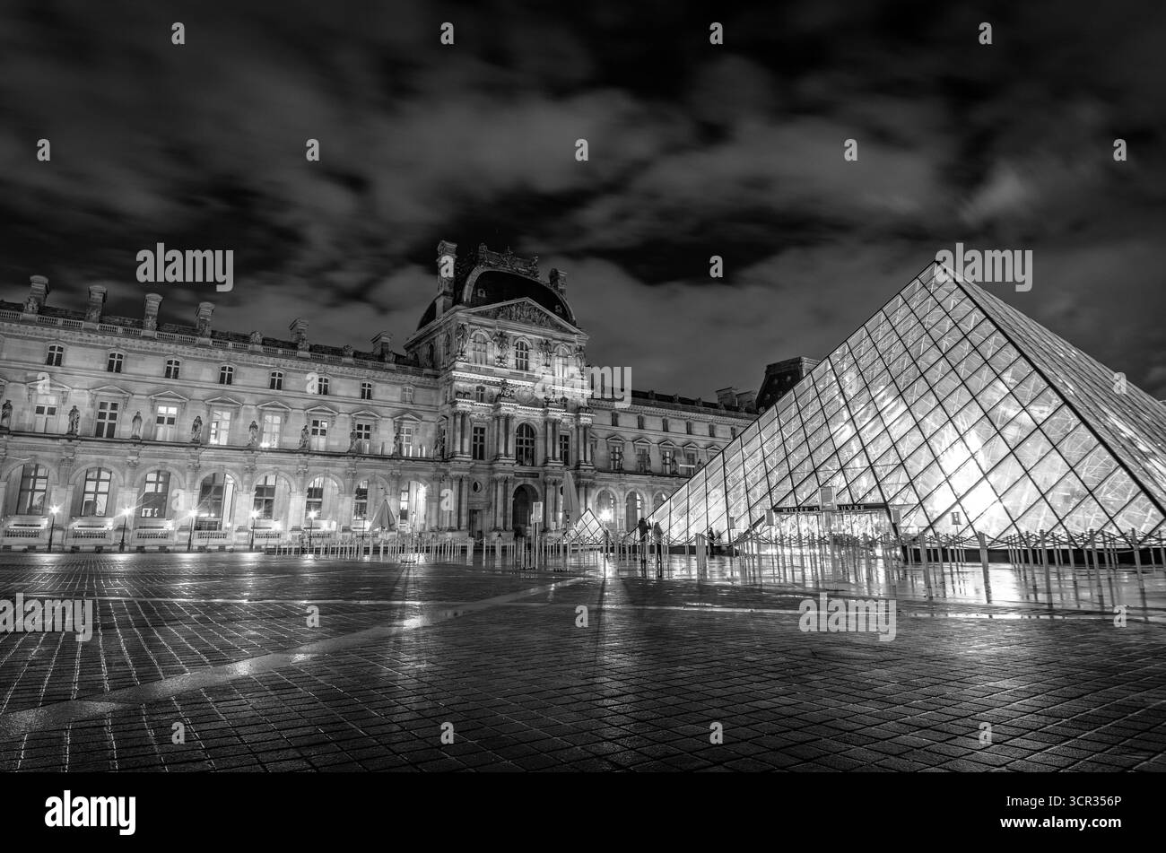 Extérieur du musée du Louvre la nuit à Paris Banque D'Images