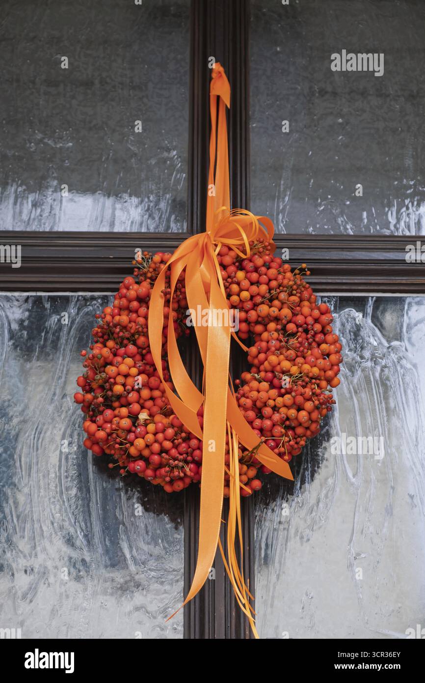 Couronne de porte faite de canneberges oranges, Hesse, Allemagne Banque D'Images