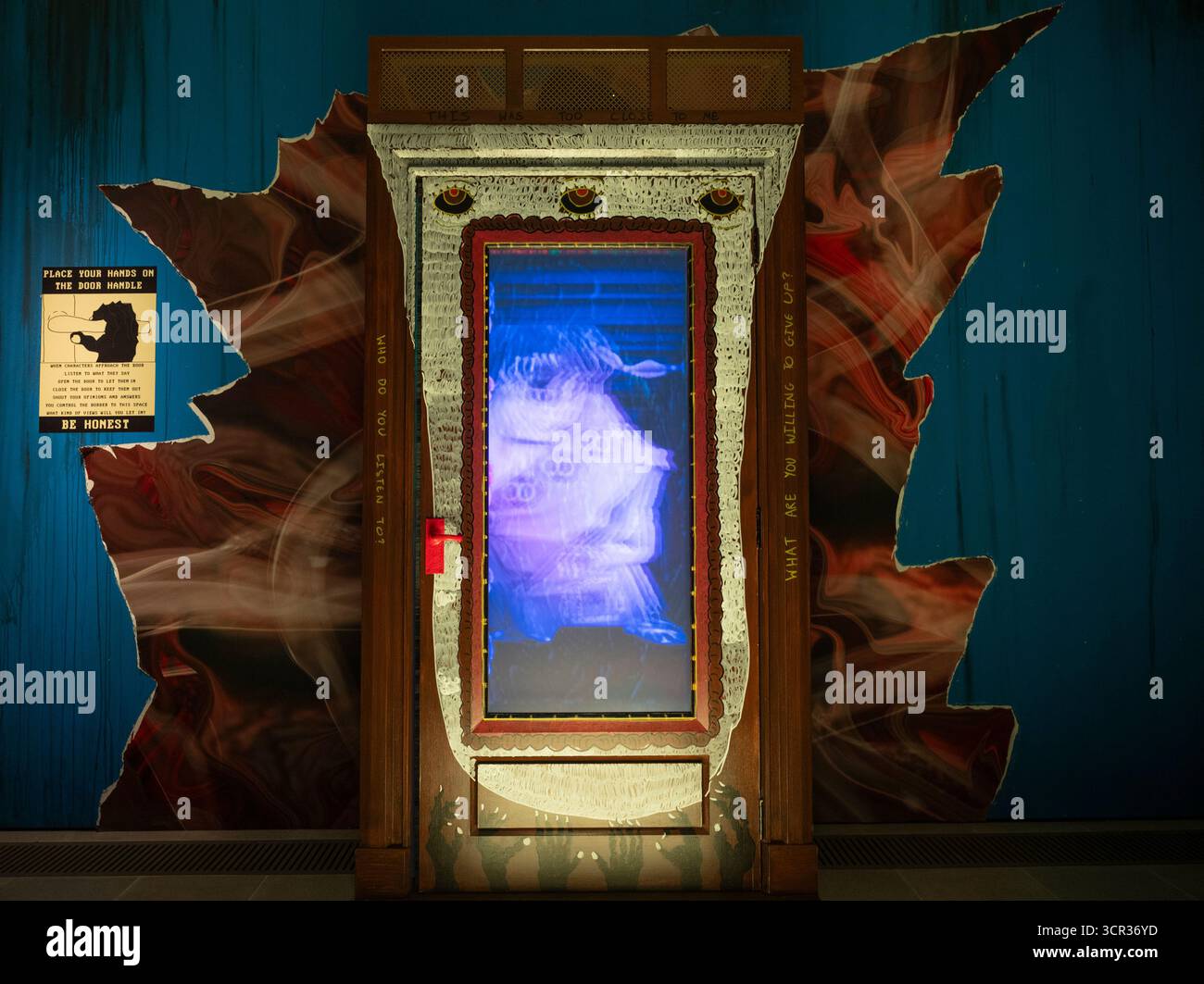 Serpentine North, Londres, Royaume-Uni. 29 septembre 2025. THE DELUSION (30 septembre-18 janvier 2026) est le projet le plus ambitieux à ce jour de Danielle Brathwaite-Shirley, artiste britannique basée à Londres et à Berlin, à Serpentine North. Il lance une commission de jeu vidéo révolutionnaire, une expérience immersive multijoueur exécutée sur des moteurs de jeu qui explore les thèmes de la polarisation, de la censure et de la connexion sociale. Combinant la satire et l’humour absurde avec le jeu coopératif et le théâtre participatif, THE DELUSION explore les impacts réels de la division sociétale. Crédit : Malcolm Park/Alamy Live News Banque D'Images