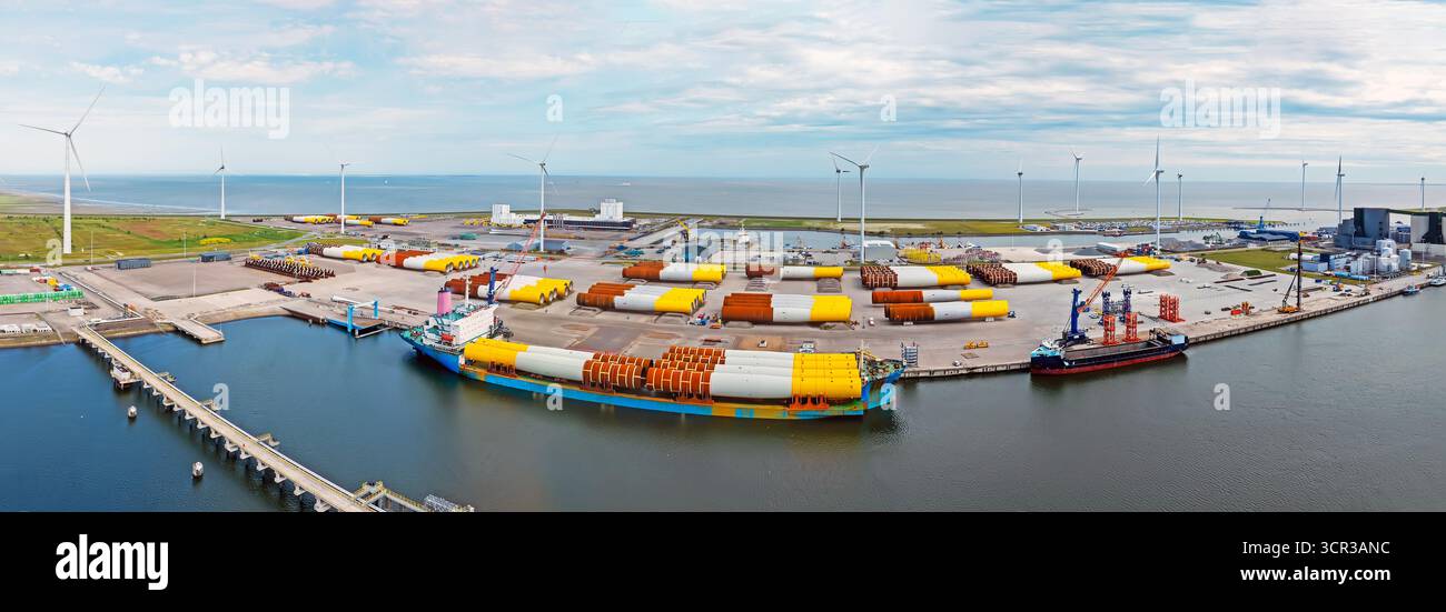 Panorama aérien à partir de pièces industrielles pour éoliennes à Eemshaven aux pays-Bas Banque D'Images