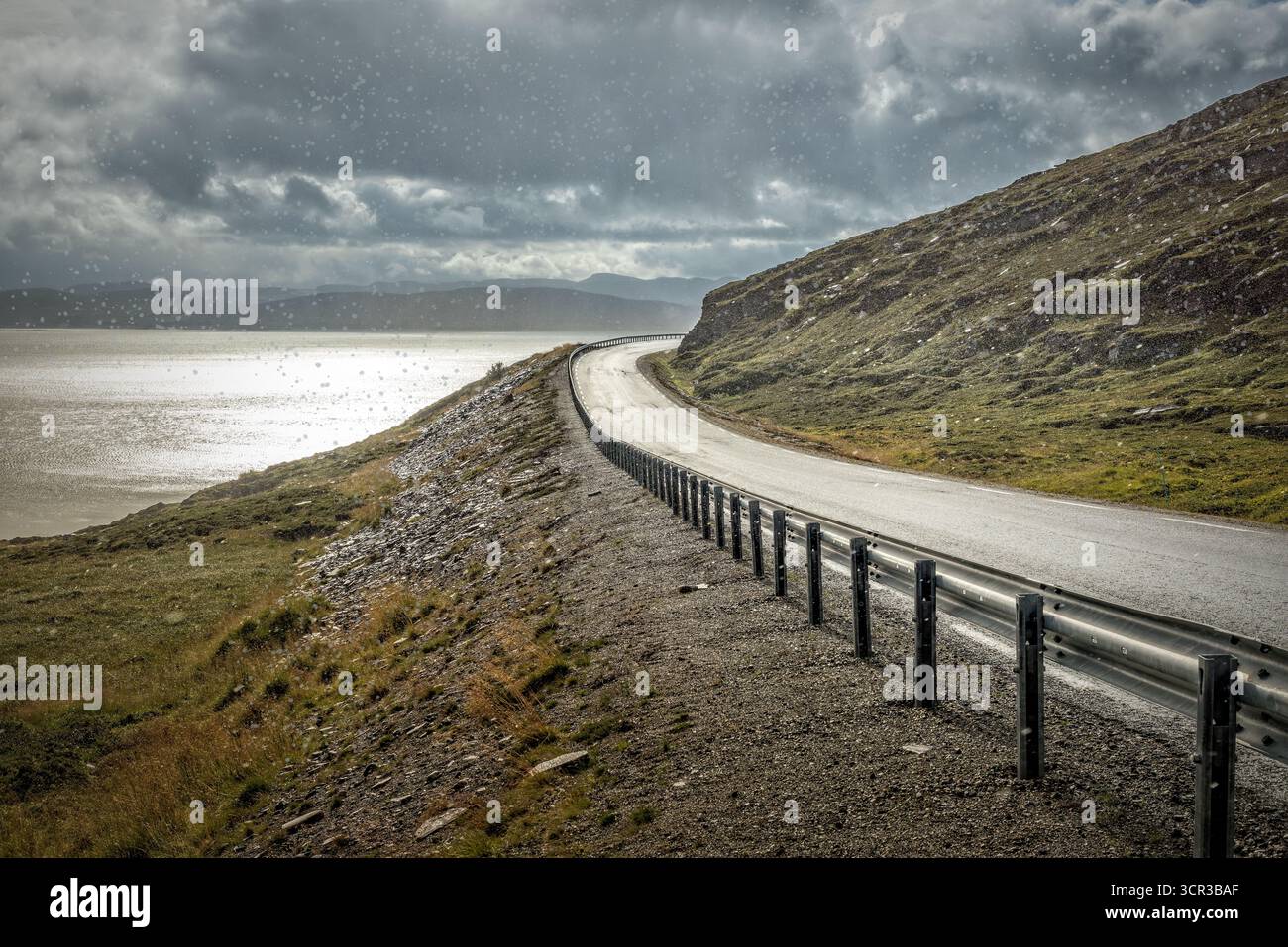 La route vers le Cap Nord en Norvège par un jour de pluie et un ciel dramatique Banque D'Images